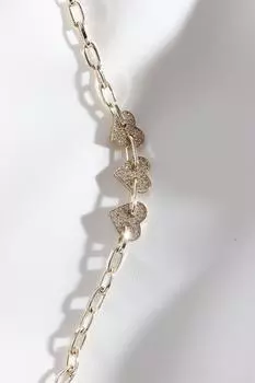 Браслет золотого цвета с камнем циркон и тремя сердцами