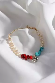 Браслет золотого цвета с натуральным камнем и подвеской в виде жемчужного сердца