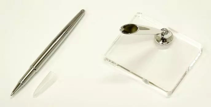 Brass disc pen with a hole at the top for attaching gimmicks clear acrylic pen stand with silver pen holder + (Q-S6P2-1)