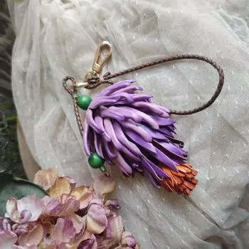 Брелок и кулон для ожерелья в виде объемного цветка протеи, ручной работы - Кожа растительного дубления полной зернистости с ремесленным окрашиванием фиолетовый