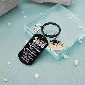 Брелок из нержавеющей стали с надписью «Выпускной 2025»: Гравированная военная марка и фуражка доктора — идеальный подарок на выпускной или начало учебы