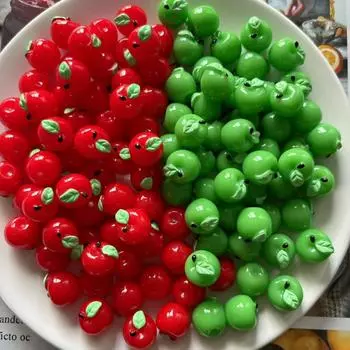 Брелок из смолы с красным и зеленым яблоком: 3D-симуляция фруктов DIY-ювелирные изделия ручной работы Approx. size 1.2cm x 1.2cm