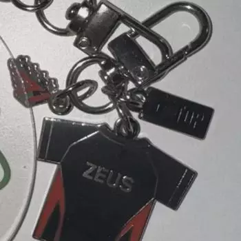 Брелок Jeon T1 Zeus