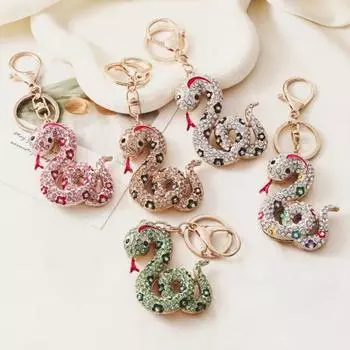 Брелок-подвеска с блестящими стразами, инкрустированный китайским знаком зодиака в виде змеи, брелок для рюкзака, автомобиля разноцветный
