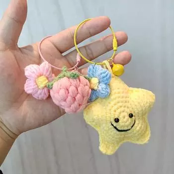 Брелок-подвеска в виде цветка-смайлика из шерсти ручной работы «Клубника»