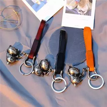 Брелок-подвеска в виде котенка ручной работы из коровьей кожи и сплава