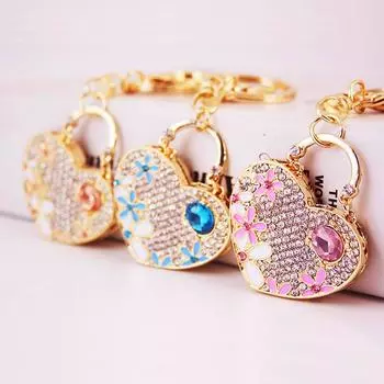 Брелок с драгоценными камнями в виде сердца и цветка: Элегантная металлическая подвеска для женской сумки.