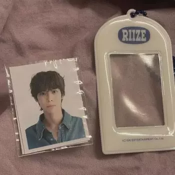 Брелок с фотографией на премию «Сезонные поздравления» Риизе Ынсок