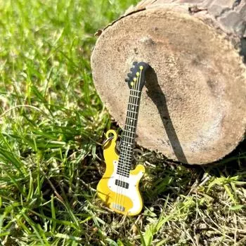 Брелок в виде гитары в стиле хип-хоп, крутой брелок в виде музыкального инструмента, брелок в виде гитары, ювелирный подарок для музыканта белый