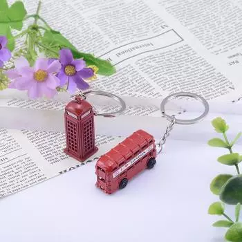 Брелок в виде лондонского красного автобуса и телефонной будки — туристический сувенир