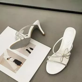 Бренд Liyke Модный дизайн Блестящие стразы Бант Женские тапочки Кристальные узкие ремешки Низкий каблук Летние сандалии для вечеринок 35