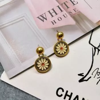 Бренд Mihmily - Уникальные серьги с цветами из эмали ручной работы, обладающие винтажной индивидуальностью и элегантностью.