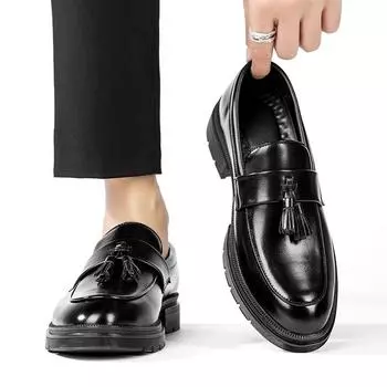 Британский стиль. Кожаные туфли с бахромой на низком каблуке. Мужские повседневные дизайнерские деловые мокасины с нескользящей мягкой подошвой. Прогулочная обувь. 38 чёрный