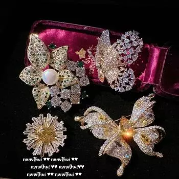 Брошь из чайного золота с бабочкой и винтажным покрытием из 18-каратного золотого василька с цирконом