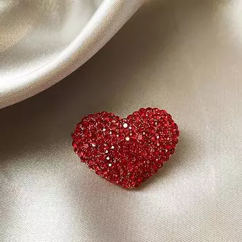 Брошь Love с бриллиантами красного цвета, высококачественная женская брошь-булавка, фиксированная одежда, дизайн, чувство ниши, изысканные осенние и зимние аксессуары