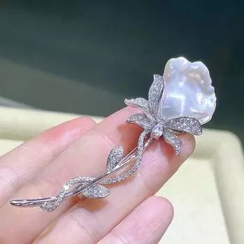 Брошь «Роза» в стиле барокко с жемчужной отделкой и инкрустацией цирконием