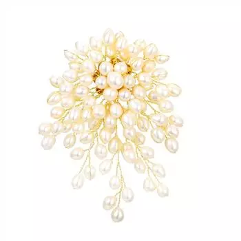 Брошь ручной работы из пресноводного жемчуга. Универсальная брошь для свитера. Высококлассный аксессуар.