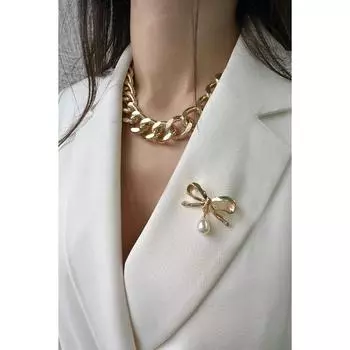 Брошь с бантом и жемчугом