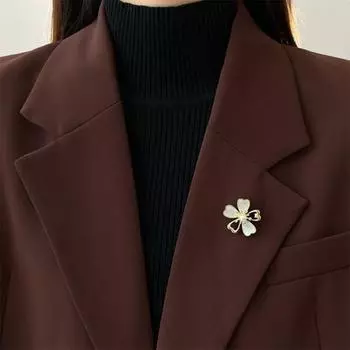 Брошь с милым жемчугом и цветком, элегантные ювелирные изделия из сплава, антиокислительная нержавеющая булавка для лацкана для женской одежды, аксессуар золотистый