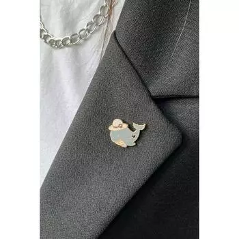 Брошь с шипами на воротнике и фигуркой дельфина