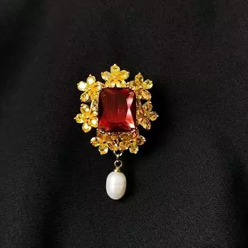 Брошь с жемчужным кружевом и магнитной пряжкой в виде цветка в форме большого квадрата из циркона и благородного жемчуга жёлтый