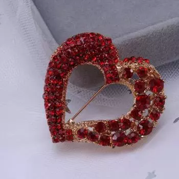 Брошь со стразами в виде полого сердца, инкрустированная стразами, ювелирная булавка, износостойкая антиокислительная брошь красный