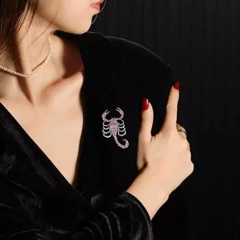 Брошь в форме скорпиона, декор со стразами, булавка для одежды с изображением животных, антикоррозийное украшение для воротника из сплава, легкая цветная булавка для женской одежды розовый