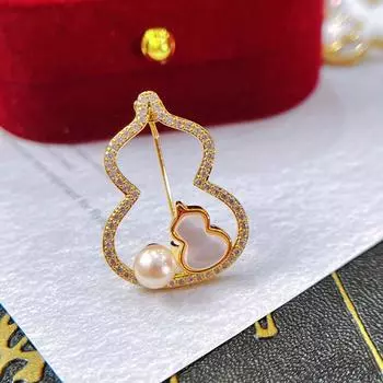 Брошь в китайском стиле в виде полой тыквы-горлянки с ракушкой, медью, цирконом, толстым золотым покрытием и жемчужной корсажной брошью.