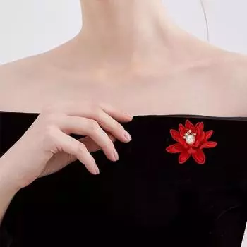 Брошь в виде цветка лотоса со стразами, искусственный жемчуг, украшение для костюма, пальто, воротника, шляпы, шарфа, прищепка, ювелирные изделия для выпускного бала красный