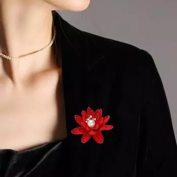 Брошь в виде цветка лотоса со стразами, искусственный жемчуг, украшение для костюма, пальто, воротника, шляпы, шарфа, прищепка, ювелирные изделия для выпускного бала красный