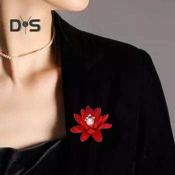 Брошь в виде цветка лотоса со стразами, искусственный жемчуг, украшение для костюма, пальто, воротника, шляпы, шарфа, прищепка, ювелирные изделия для выпускного бала красный
