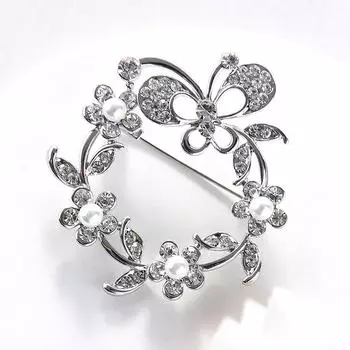 Брошь-венок из сплава с бриллиантами, женственная брошь-бабочка, нишевый дизайн, булавка, аксессуары для костюмов