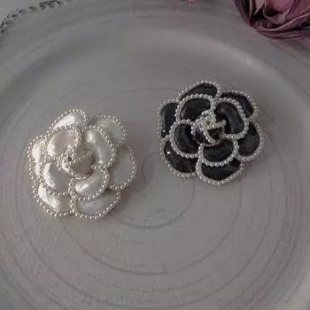 Броши с цветком камелии с жемчугом для женщин, булавка с белым цветком, элегантная заколка для одежды, значок, корсаж, модные ювелирные аксессуары, подарок для современной девушки белый