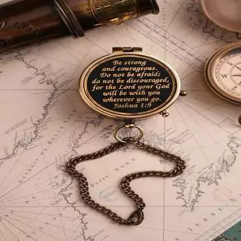 Будьте сильными и смелыми, не бойтесь, компас с черным циферблатом и латунной гравировкой, в штампованном деревянном футляре, подарки на день рождения, подарки-конфирмации