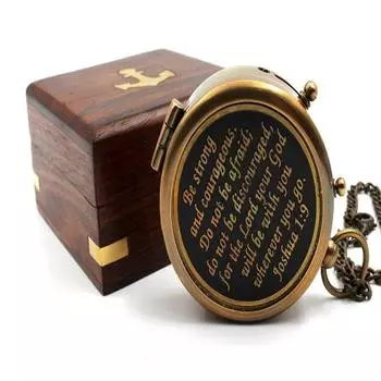 Будьте сильными и смелыми, не бойтесь, компас с черным циферблатом и латунной гравировкой, в штампованном деревянном футляре, подарки на день рождения, подарки-конфирмации