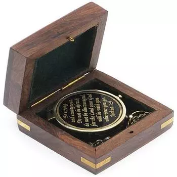 Будьте сильными и смелыми, не бойтесь, компас с черным циферблатом и латунной гравировкой, в чехле из штампованного дерева, подарки на день рождения, подарки-конфирмации