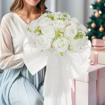 Букет из искусственных роз для свадебной фотосессии Невеста держит цветы на церемонии белый