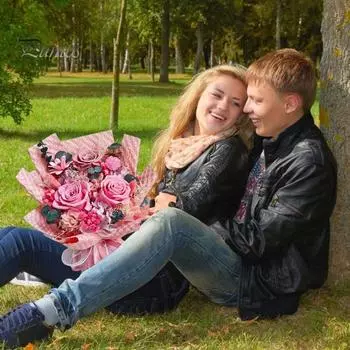 Букет из законсервированных цветов в коробке. Цветущие цветы, не требующие ухода. Законсервированные цветы. Подарок для женщины, девушки на День святого Валентина. розовый