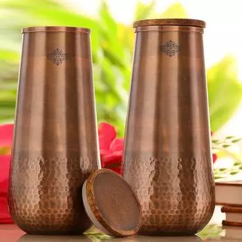 Бутылка для воды из чистой меди для спальни с деревянной крышкой, дизайн Аква-ваза с чеканкой внизу и отделкой темным лаком - Объем 1300 мл (Упаковка из 2 шт.)
