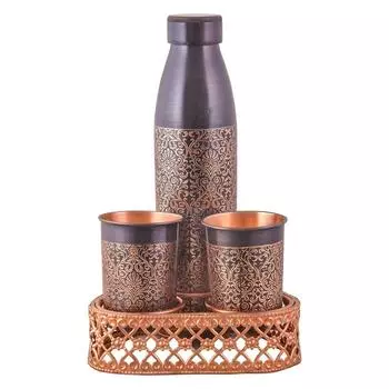 Бутылка из чистой меди с античной отделкой и 2 медными стаканами с травлением для подарка и питья. Объем - 1 литр. (Набор из 1 бутылки + 2 стаканов)