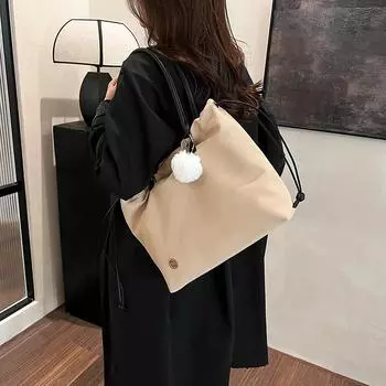 Casual large-capacity beautiful bag women s 2024 new light and simple solid color messenger bag commuter tote bag коричневый