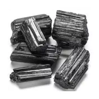 Цельный небольшой грубый драгоценный камень турмалин. Small size tourmaline