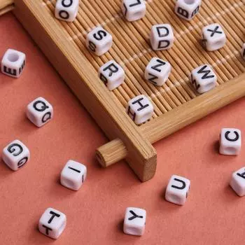 Цепочка для телефона 26 букв бусины ожерелье браслеты акрил белый черный 50 шт. аксессуары для изготовления ювелирных изделий квадратные большие отверстия свободные бусины-разделители L