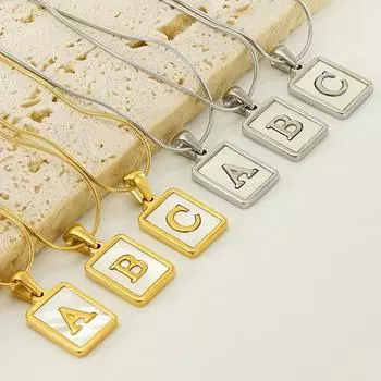 Цепочка из нержавеющей стали Snakebone с 26 буквами, ожерелье для женщин, золотая квадратная ракушка, заглавная буква, кулон