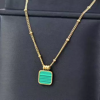 Цепочка на ключицу с квадратным кулоном из титановой стали и синего акрила