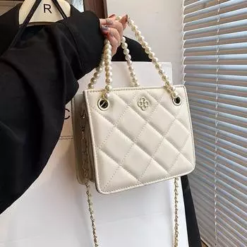 Цепочка, жемчуг, западный стиль, на одно плечо. Модная японская и корейская сумка для отдыха 2023. Новая модная маленькая квадратная сумка через плечо.