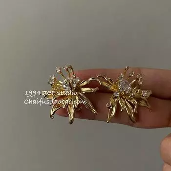 Chai Fu Studio/R722 French style Light Luxury Zircon Embellished Flower Stud Earrings Niche Three-Dimensional Metal Style Earrings Gold Pair