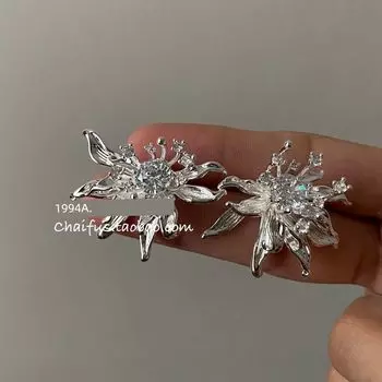 Chai Fu Studio/R722 French style Light Luxury Zircon Embellished Flower Stud Earrings Niche Three-Dimensional Metal Style Earrings Silver a pair