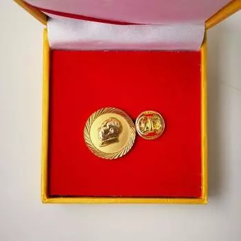 Chairman Mao Badge Badge Brooch Teacher Badge Serving People Business Suit Ornament Magnet Gift Box 1.8cm gold badge