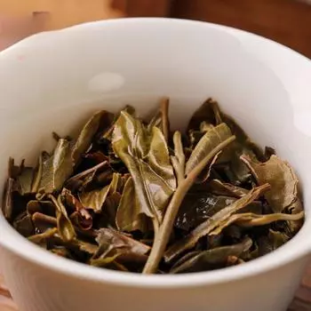 Чай Пуэр Haiwan Sheng Puer Batch 221 Отдаленная гора, старое дерево 2022 года сырой 357г